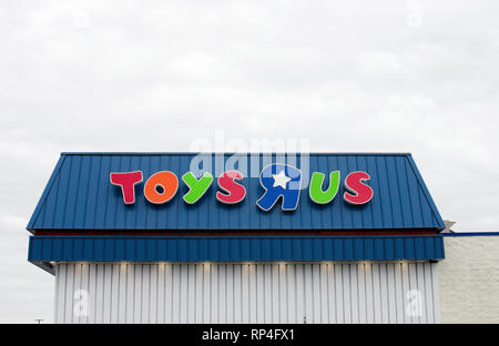 Toys R Us sign on building exterior Banque D'Images