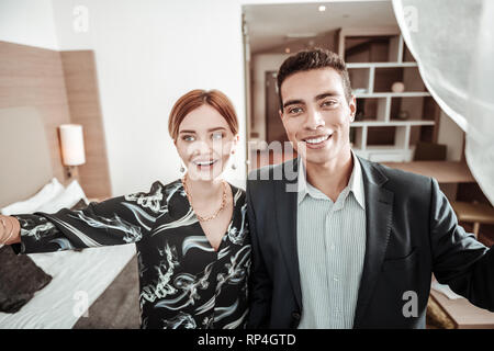 Transmission de mari et femme à la fenêtre en enjoying view Banque D'Images