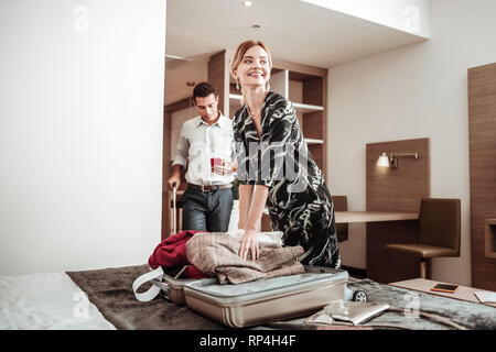 Femme sentiment heureux de prendre ses vêtements hors de l'assurance Banque D'Images