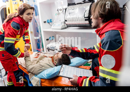 Aider les ambulanciers homme inconscient dans la voiture d'ambulance Banque D'Images