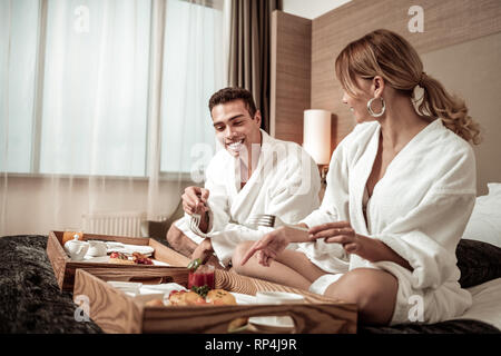 Peignoirs Couple prendre le petit-déjeuner dans la chambre d'hôtel Banque D'Images