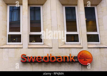 20.02.2018. RIGA, Lettonie. Logo de la Swedbank Lettonie à Riga City Swedbank est un groupe bancaire avec headquaerters Nordique-baltique basé à Stockholm, Swe Banque D'Images