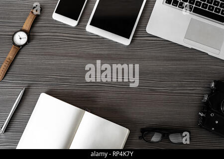 Bureau d'affaires avec des périphériques sur un parquet en bois sombre tableau vierge travail moderne Banque D'Images