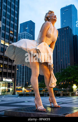 'Forever' Marilyn Monroe [sculpture] (par Seward Johnson), Chicago, Illinois USA Banque D'Images