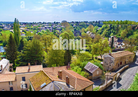 Vue sur une petite ville de Thouars, France. De nombreuses maisons parmi les arbres et toits verts. Printemps chaud matin, bleu ciel avec des nuages, l'atmosphère calme Banque D'Images