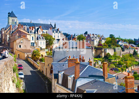 Vue sur une petite ville de Thouars, France. Beaucoup de maisons avec des tours et toits gris entre les arbres verts et les toits. Printemps chaud matin, ciel bleu Banque D'Images