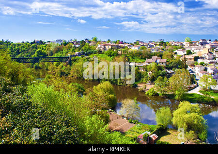 Vue sur un village français sur la rivière Thouet dans une petite ville de Thouars, France. De nombreuses maisons parmi les arbres et toits verts. Printemps chaud matin, vibreur Banque D'Images