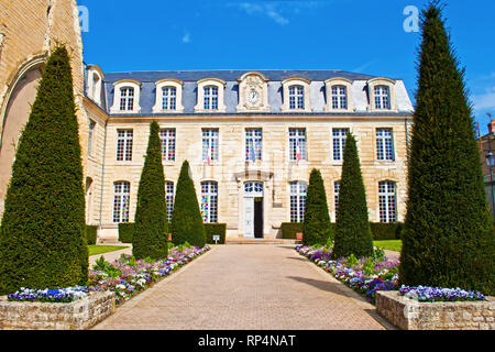 Abbaye Saint-Laon en solitaire incroyable centre-ville d'une petite ville de Thouars, France. Printemps chaud matin, bleu ciel, atmosphère calme et coloré, gla Banque D'Images