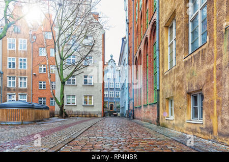 Dziana médiévale Beutiful Street près de la marché longtemps à Gdansk, Pologne, matin ensoleillé vue, pas de personnes. Banque D'Images