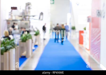 Résumé Les gens dans le hall d'exposition de flou d'arrière-plan d'événements Banque D'Images