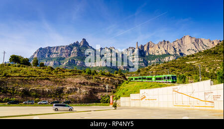 Montserrat, Espagne, le 23 avril 2017 : Rack railway train depuis Monistrol Vila au sanctuaire sur la montagne de Montserrat, Espagne Banque D'Images