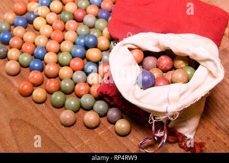 Billes d'argile (boules). Jouets rétro. Vintage toys. Shoot (rouleau/jouer) marbles Banque D'Images