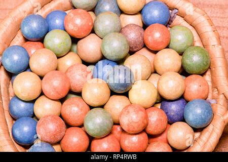 Billes d'argile (boules). Jouets rétro. Vintage toys. Shoot (rouleau/jouer) marbles Banque D'Images