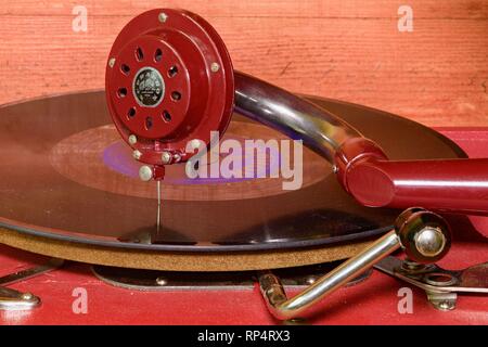 Image montre vintage gramophone marque tchèque célèbre Supraphone. La liquidation d'un rouge et d'un disque vinyle gramophone marque Ultraphon . Banque D'Images