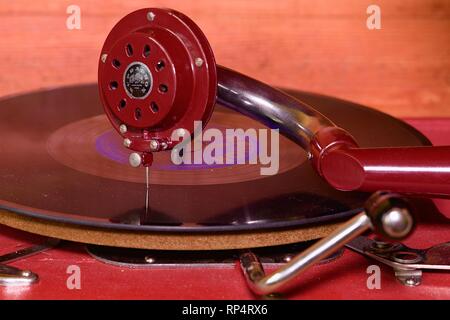 Image montre vintage gramophone marque tchèque célèbre Supraphone. La liquidation d'un rouge et d'un disque vinyle gramophone marque Ultraphon . Banque D'Images