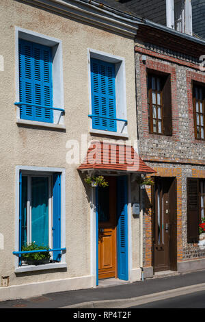 Maisons anciennes à Etretat (France) lors d'une journée ensoleillée en été Banque D'Images