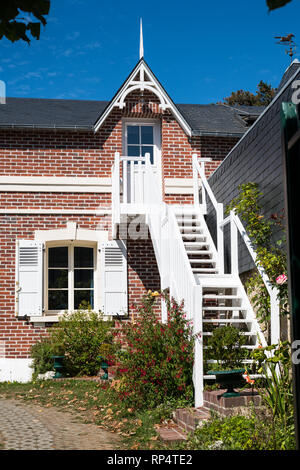 Maisons anciennes à Etretat (France) lors d'une journée ensoleillée en été Banque D'Images