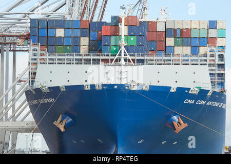 La photographie Ultra-grand-conteneurs, CMA CGM d'Antoine de Saint Exupéry, au départ le terminal à conteneurs de Southampton, Hampshire, Royaume-Uni. 19 février 2019. Banque D'Images