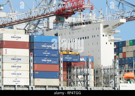 La photographie Ultra-grand-conteneurs, CMA CGM Antoine de Saint Exupery, chargement et déchargement au terminal à conteneurs de Southampton, Hampshire, Royaume-Uni. Banque D'Images