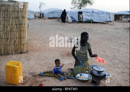 Djibo, BURKINA FASO, la plupart des réfugiés maliens touaregs, camp de réfugiés de Mentao du HCR, ils ont fui en raison de la guerre et de la terreur islamiste dans le nord du Mali, l'Afrique noire et de ménage gardienne de famille touareg poêle de cuisson Banque D'Images