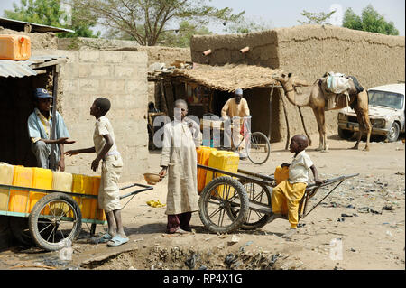 Maradi au Niger, la vente de l'eau potable dans les bidonvilles de Maradi NIGER / Wasserverkauf dans un bidonville Banque D'Images