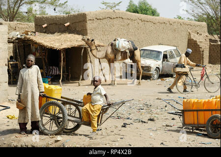 Maradi au Niger, la vente de l'eau potable dans les bidonvilles de Maradi NIGER / Wasserverkauf dans un bidonville Banque D'Images