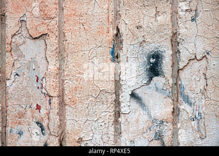 Comme la texture du mur fissuré, fond grungy la surface est usée, surmonté d'un vieux bâtiment façade extérieure Banque D'Images