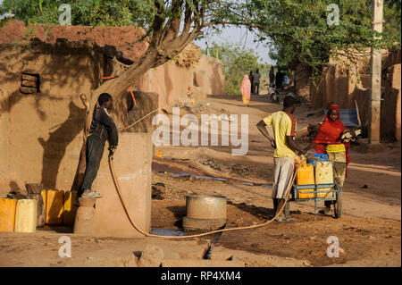 Le NIGER , Sahel, Zinder, l'approvisionnement en eau dans le village de BABAN TAPKI / Société, Dorfbewohner apporter Wasser von einem Brunnen Banque D'Images