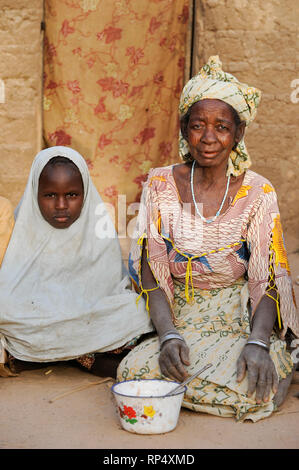 Zinder, NIGER BABAN TAPKI village, les gens souffrent de la faim en raison de la sécheresse et de la pauvreté / NIGER Zinder, Dorf BABAN TAPKI, Menschen durch leiden und Armut Duerre un la faim Banque D'Images