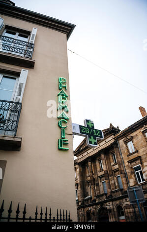 Pharmacy drug store en néon en français ville européenne Banque D'Images