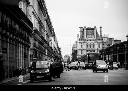 PARIS, FRANCE - 21 MAI 2016 : Rue de Rivoli, dans le centre de Paris avec le musée du Louvre et la foule de touristes et les piétons le noir et blanc Banque D'Images