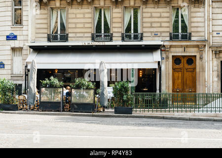 PARIS, FRANCE - 21 MAI 2016 : Les gens de prendre le petit déjeuner sur la terrasse du restaurant parisien La Mascotte tôt le matin parisien Banque D'Images