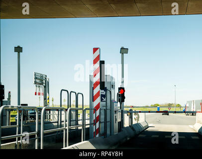 Détail de la route à péage français barrière et cash terminal - autoroute Banque D'Images