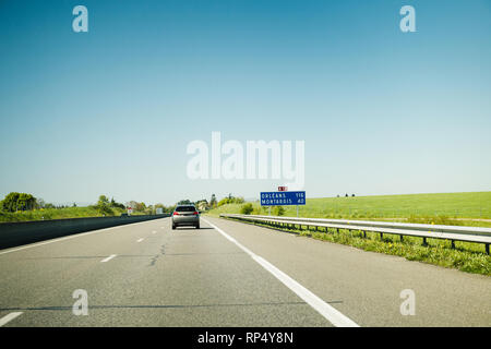 Vue arrière de la voiture conduite rapide à Montargis et Orléans sur autoroute française sur un jour lumineux de printemps - destinations Holiday Banque D'Images