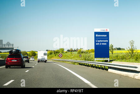 FRANCE - 5 mai 2016 : Voitures conduite rapide sur autoroute française avec signalisation Bienvenue, l'autoroute est le vôtre - route à péage exploité par Vinci Banque D'Images
