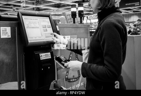 PARIS, FRANCE - Nov 2, 2017 : payer à la sef-compteur d'entretien dans le magasin de meubles IKEA en utilisant l'écran tactile Banque D'Images