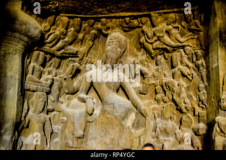 Grottes de l'éléphant d'un célèbre monument à Mumbai en Inde sur une île en Gharapuri à New Delhi dans la mer d'Oman, près de porte de l'Inde Banque D'Images
