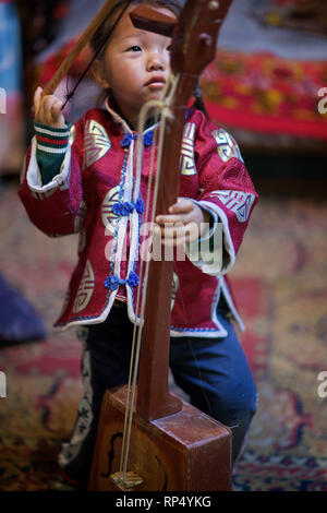 Enfant jouant de la musique mongole Morin-khuur (instrument), désert de Gobi, Mongolie Banque D'Images