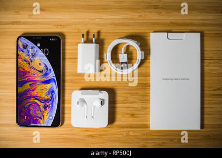 PARIS, FRANCE - Oct 2, 2018 : Vue de dessus de la nouvelle Apple iPhone Xs max avec tous ses accessoires après déballage Banque D'Images