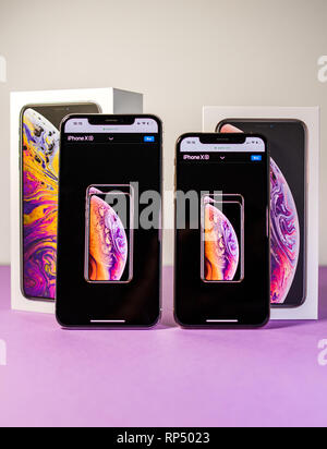 PARIS, FRANCE - Oct 2, 2018 : Deux nouveaux ordinateurs Apple de smartphne mobile iPhone XS et Xs MAx comme objet lumineux héros sur fond pop néon moderne glamour - après déballage Banque D'Images