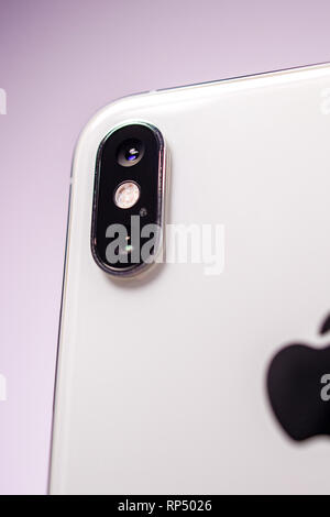 PARIS, FRANCE - Oct 2, 2018 : Nouveau double caméra comme objet lumineux héros sur Apple iphone glamour Xs Max Banque D'Images