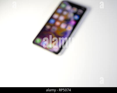 PARIS, FRANCE - Sep 27, 2018 : Defocused view de nouveau modèle de smartphone Max Xs iPhone par Apple Computers Banque D'Images