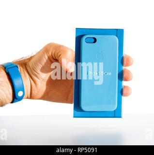 PARIS, FRANCE - Aug 23, 2017 : en main sur fond blanc la boîte en carton du cuir protection pour le nouveau Apple iPhone 5S Se Banque D'Images