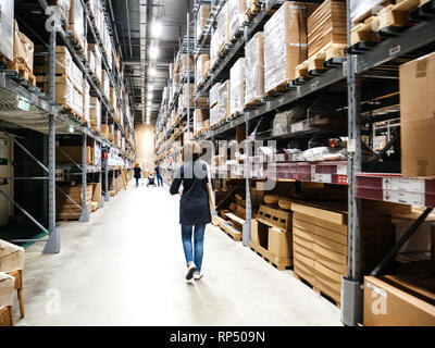 PARIS, FRANCE - Nov 2, 2017 : young woman panier à l'intérieur grand entrepôt magasin IKEA iof Banque D'Images