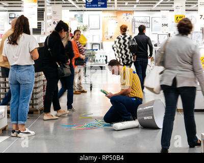 PARIS, FRANCE - Nov 2, 2017 : employé travailleur IKEA le magasin de plusieurs objets jetés Banque D'Images