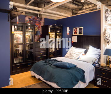 PARIS, FRANCE - Nov 2, 2017 : magasin IKEA avec meubles de chambre à coucher grand appartement confortable Banque D'Images