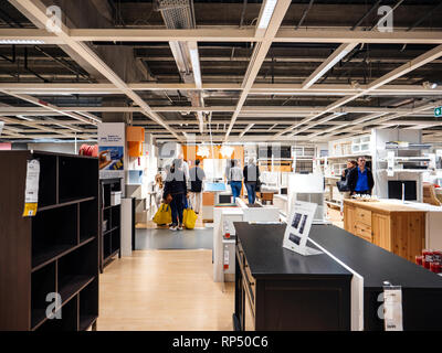 PARIS, FRANCE - Nov 9, 2017 : Groupe de gens qui achètent des meubles à l'intérieur magasin IKEA divers objets pour leur accueil et libing prix Banque D'Images