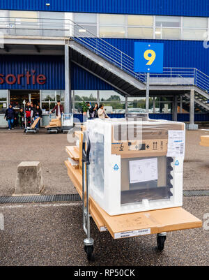 PARIS, FRANCE - Nov 9, 2017 : Plein Air du magasin IKEA avec four sur le panier dans le grand parking - piscine du magasin avec les clients marcher jusqu'au magasin Banque D'Images