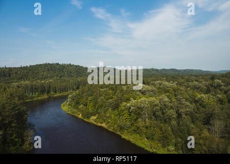 Vue depuis la voiture passe câble seulement un paysage avec rivière et forêt en arrière-plan le château de Turaida Sigulda, Lettonie (Europe), Banque D'Images