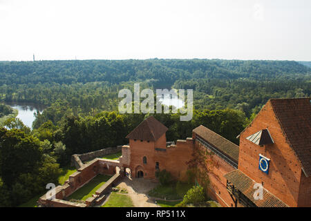 Vue depuis le belvédère de la cité médiévale Château Turaida à Sigulda pendant un jour d'automne avec vue sur la rivière Gauja (région de Riga, en Lettonie, en Europe) Banque D'Images